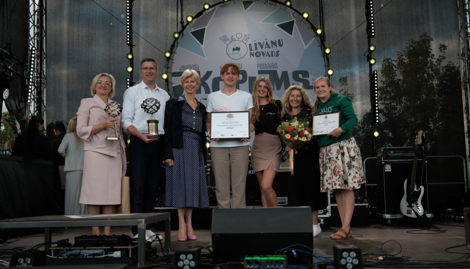 Līvānu novada pašvaldības pārstāvji uz skatuves festivālā "Kopums"