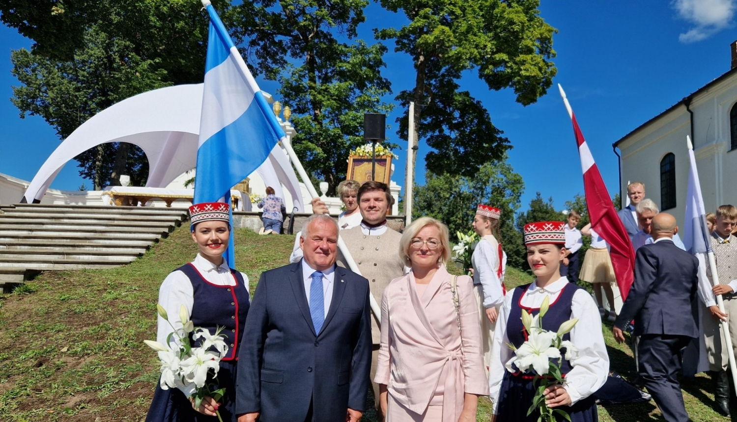 daudz cilvēki svinīgi, ar karogiem