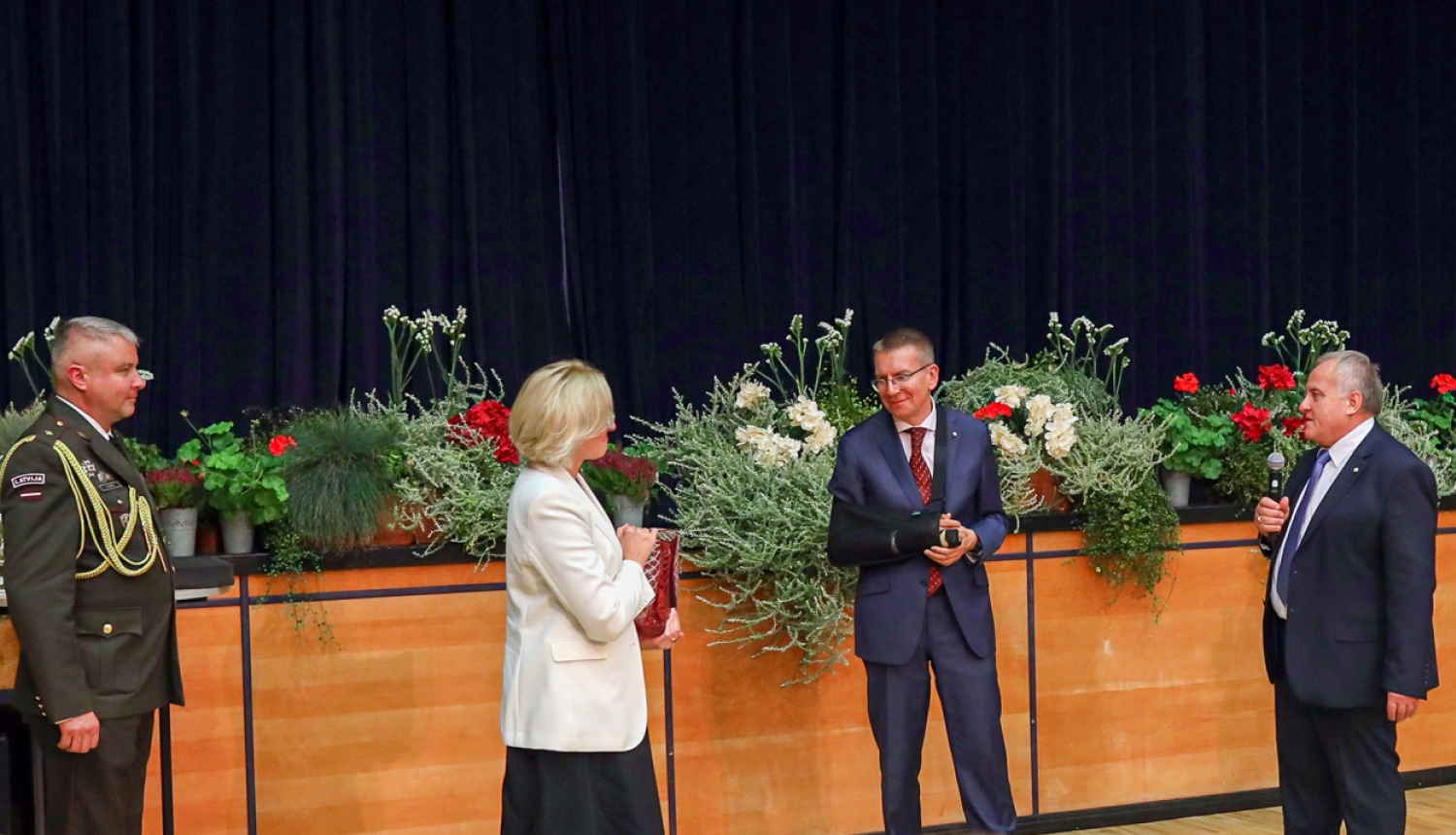 zālē ar cilvēkiem