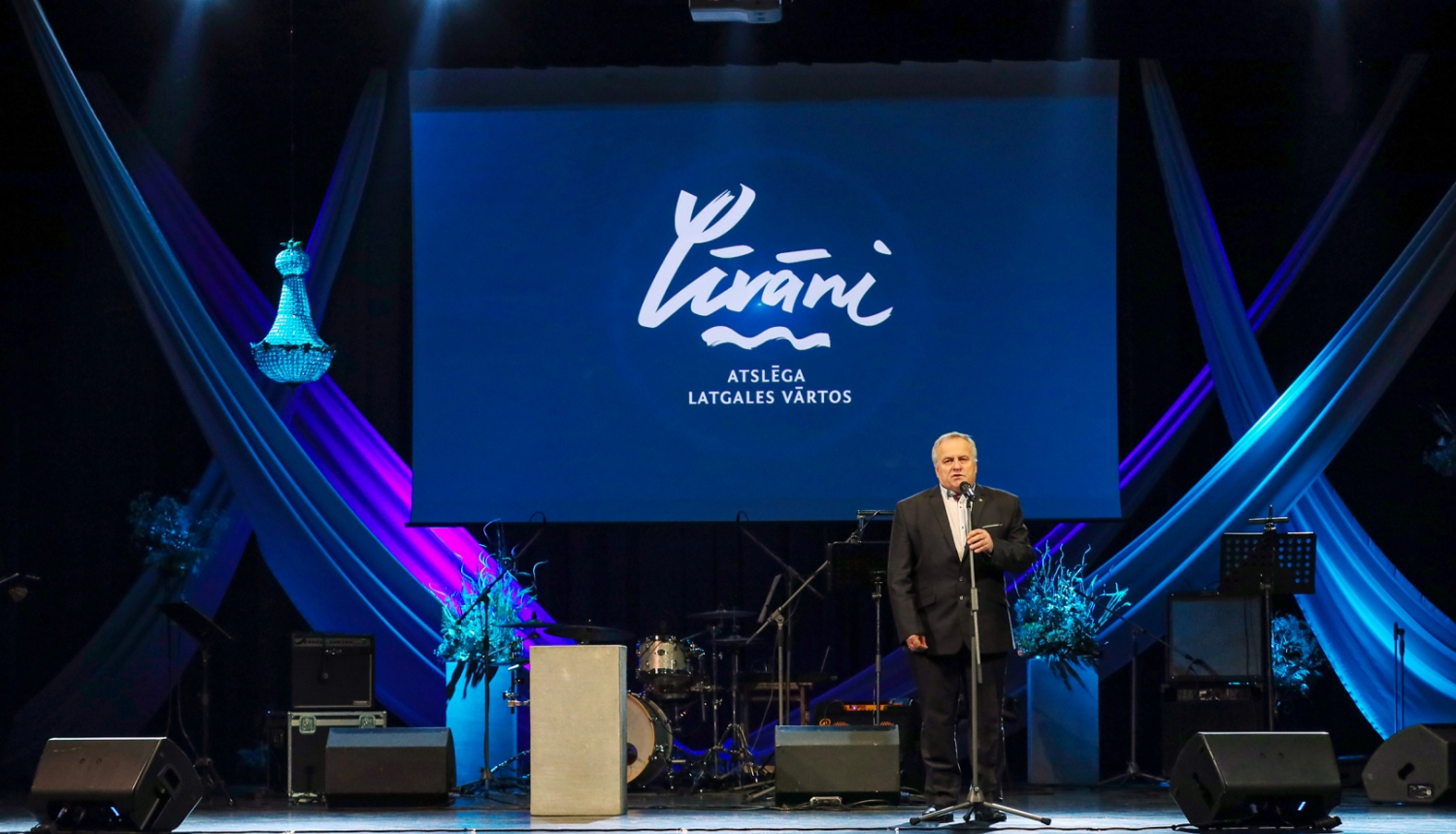 Priekšsēdētājs uz skatuves