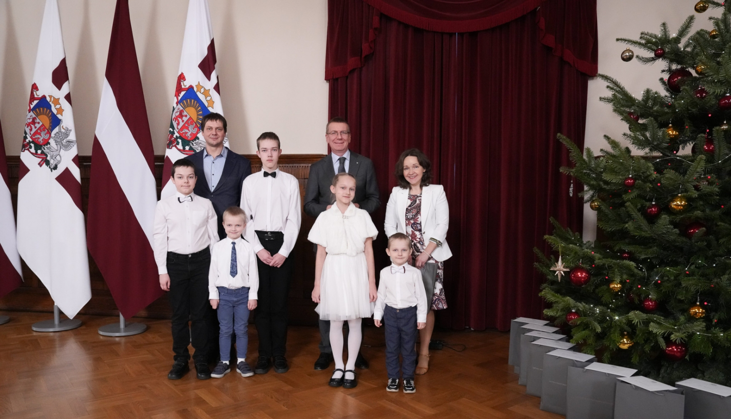 Āboltiņu ģimene kopā ar Valsts prezidentu