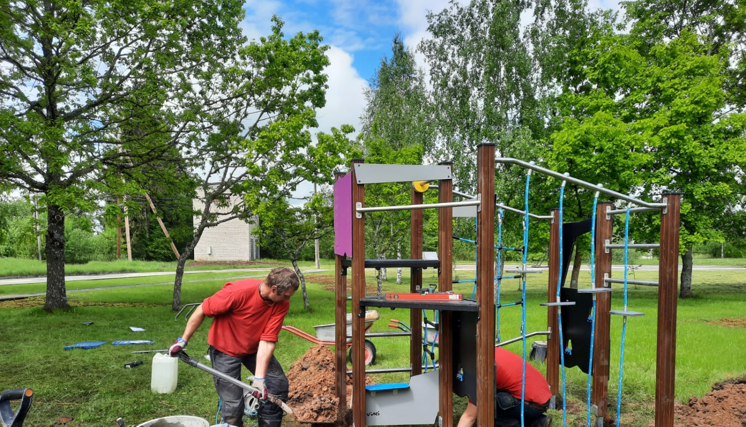 Celtnieki uzstāda jaunu bērnu rotaļu laukumu