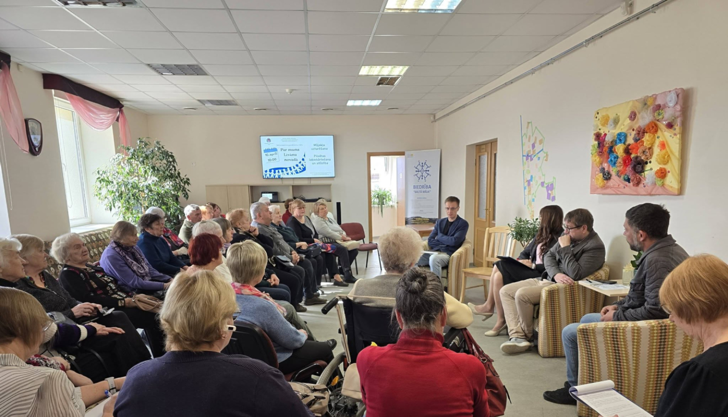 daud cilvēku sēž sapulcē