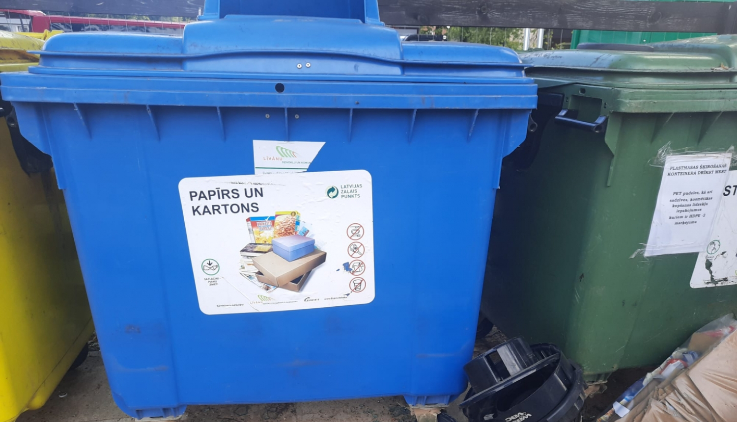 dzeltens, zils un zaļš atkritumu konteiners