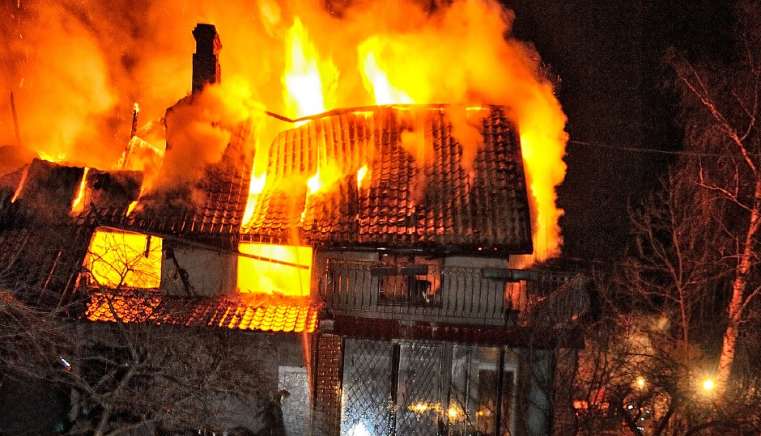 ugunsgrēka bilde naktī