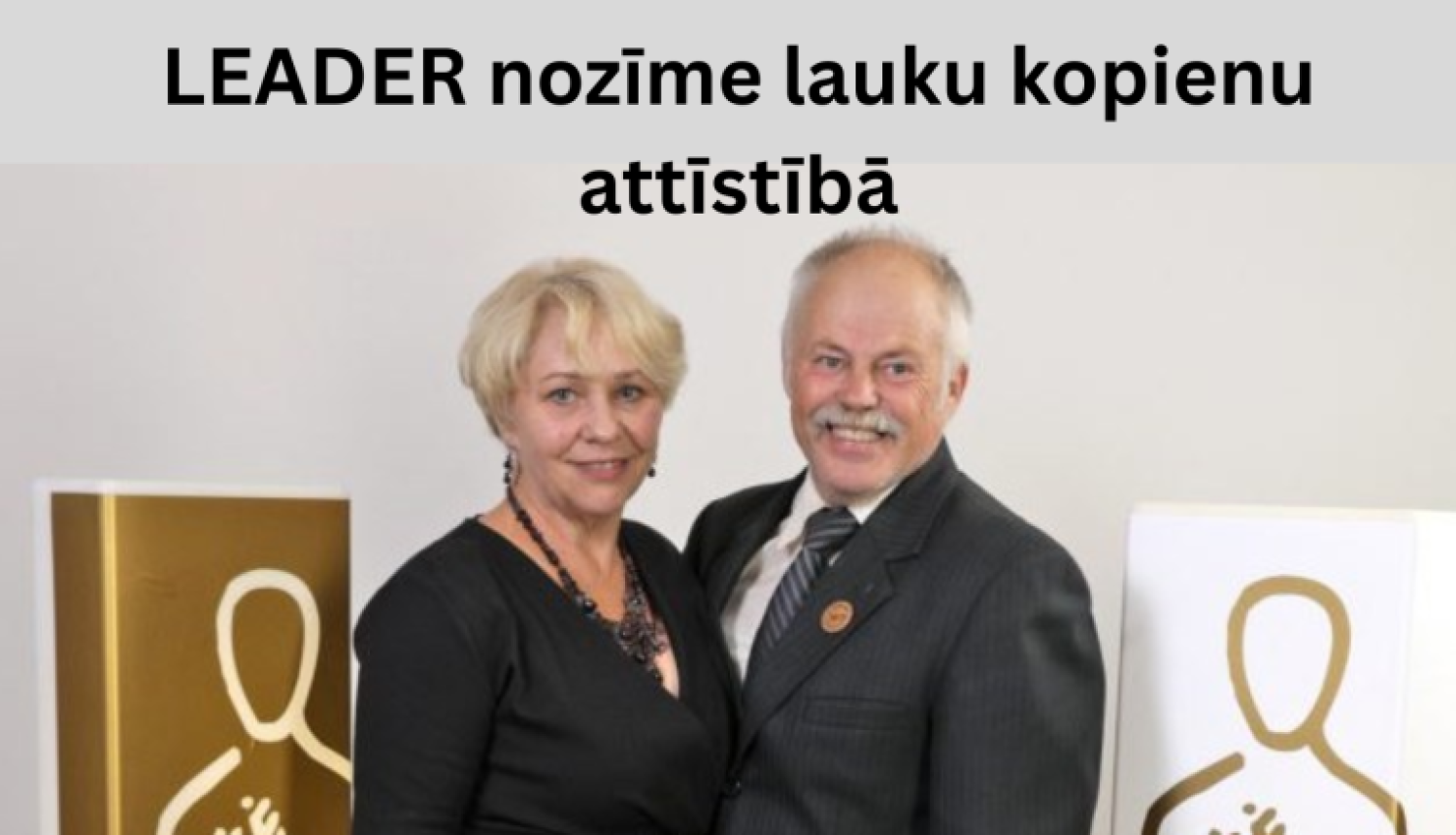 vīrietis un sieviete svinīgi pozē