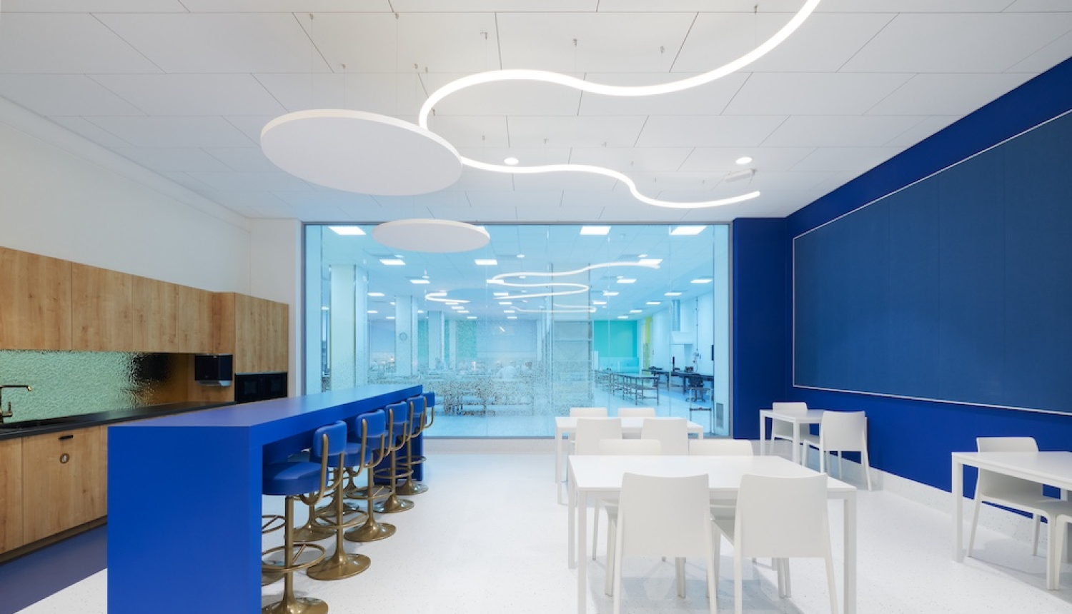 moderna ofisatelpa zilos toņos