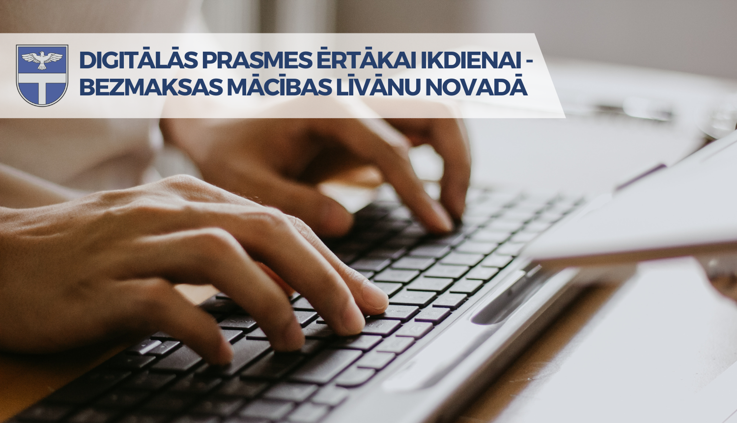 klaviatūra un rokas,kas uz tās raksta