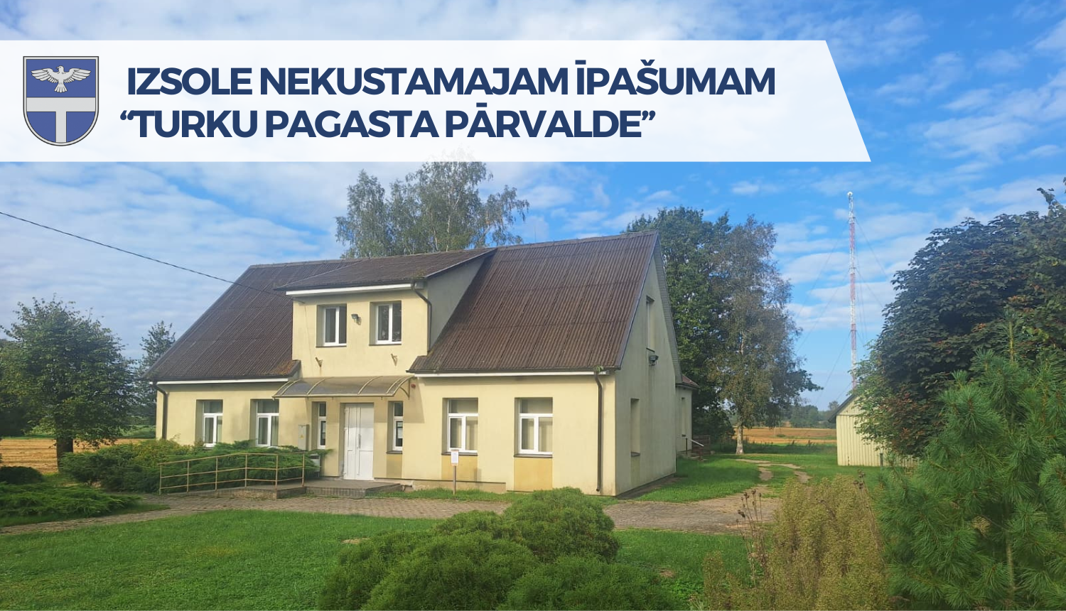 dzeltena ēka vasarā