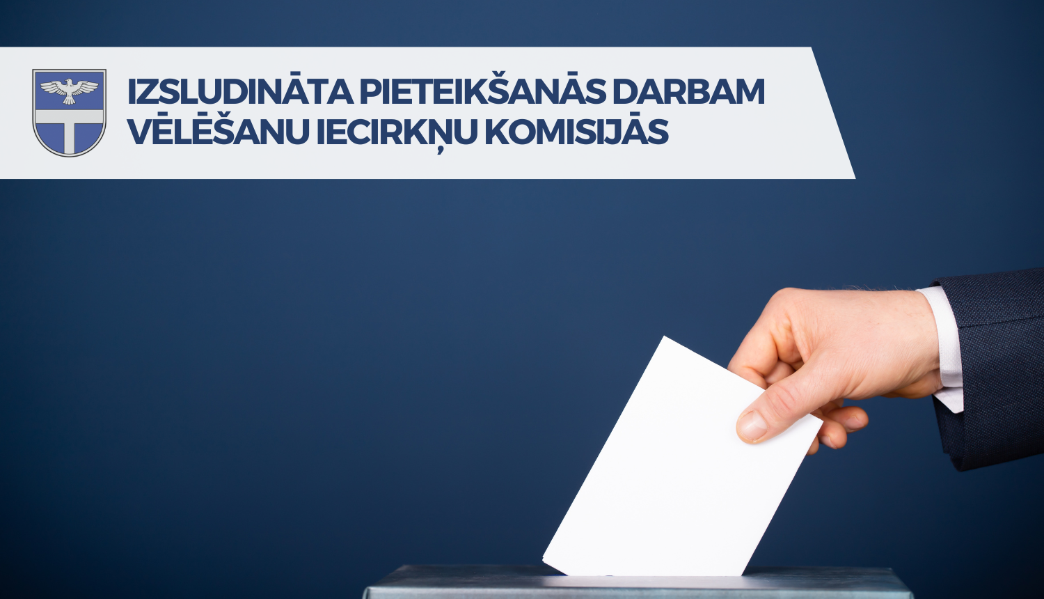 roka kas met vēlēšanu zīmi urnā