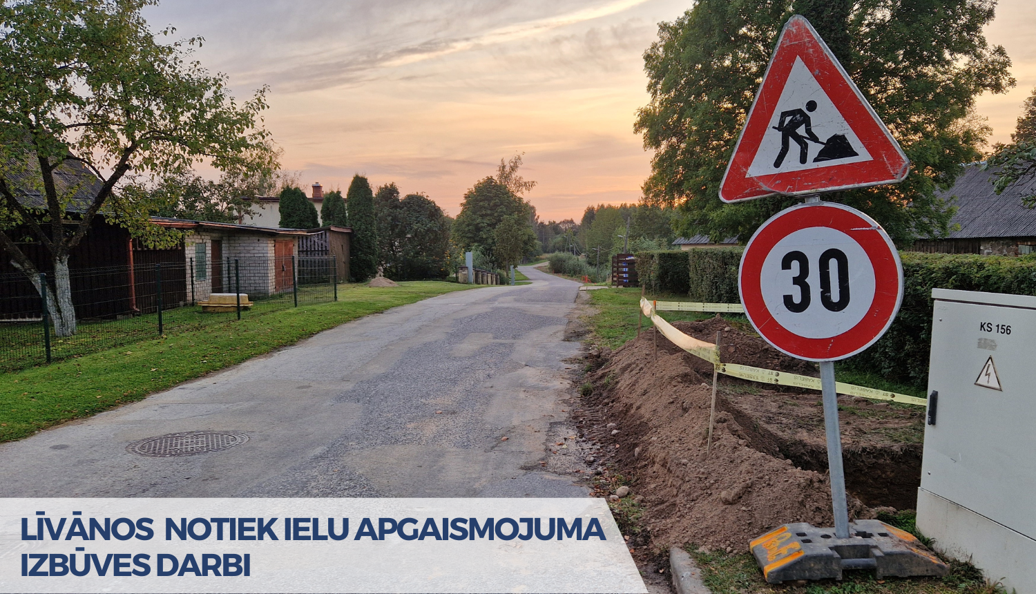 ielas mala izraksta un brīdinājuma zīmes saliktas