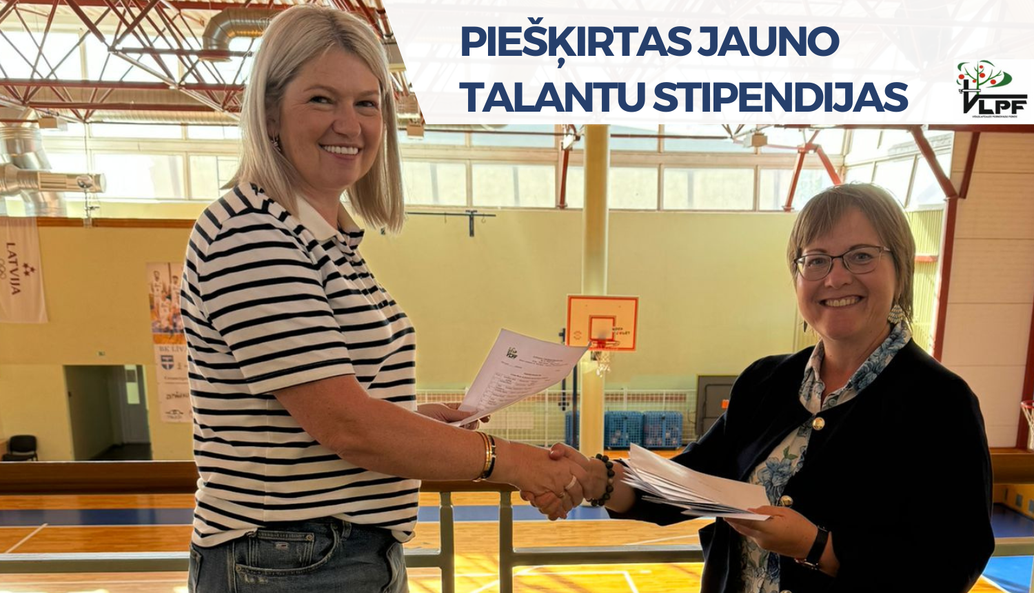 divas sievietes pasniedz viena otrai baltas papīra lapas