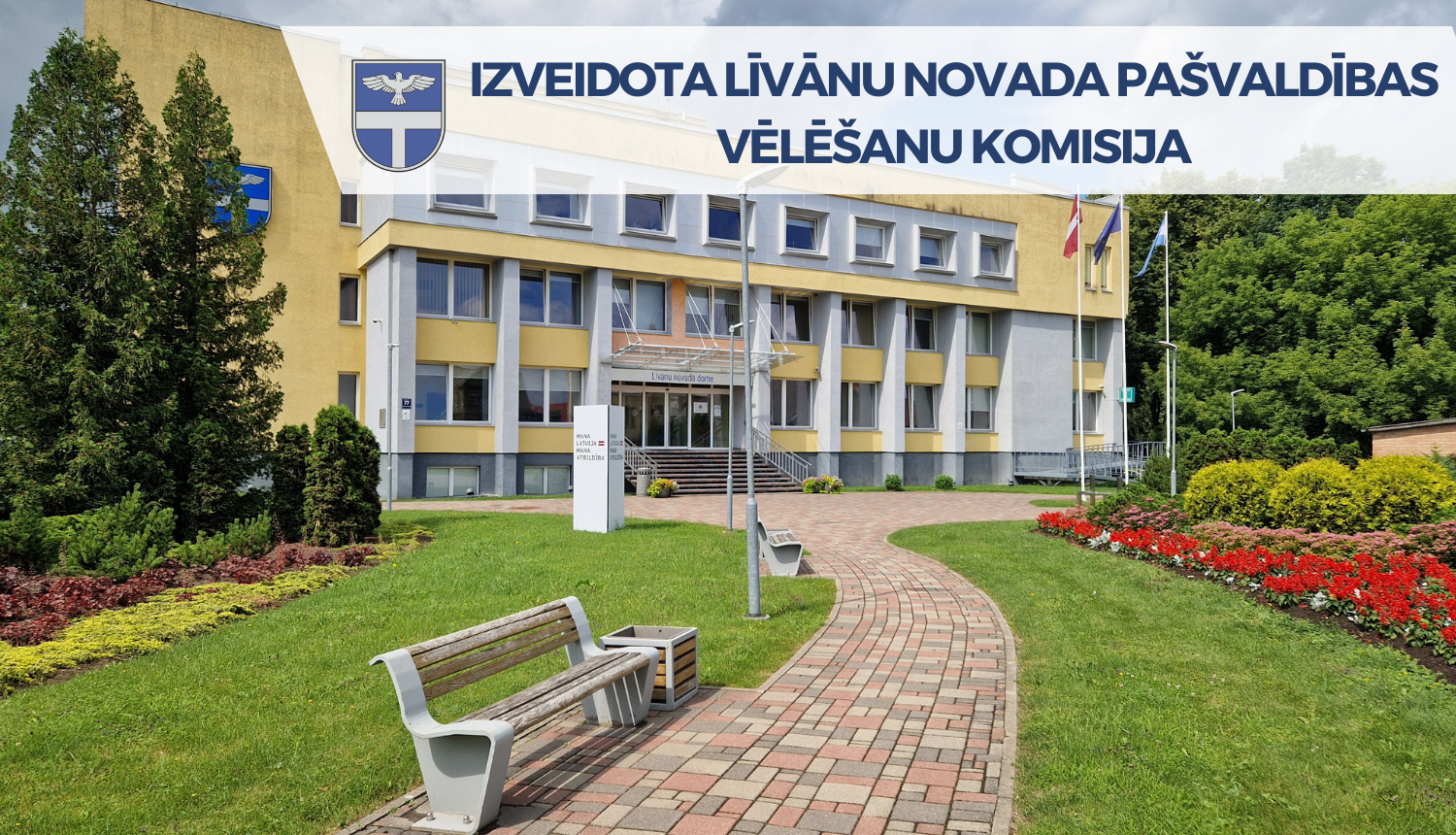 dzeltena ēka vasarā