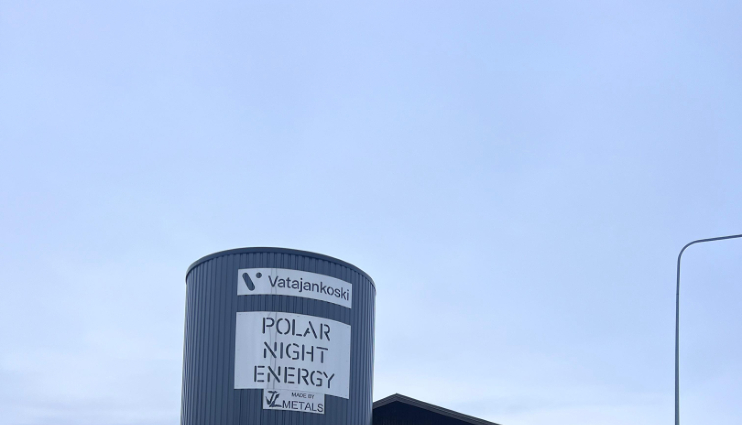 daudz cilvēku stāv pie ēkas ziemā