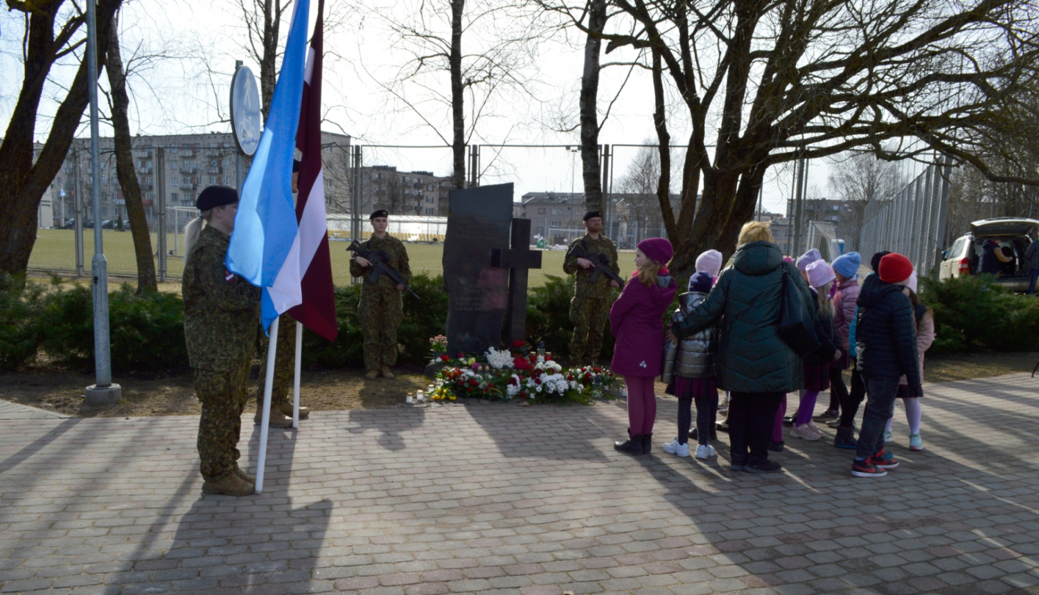 Bērni pie pieminekļa