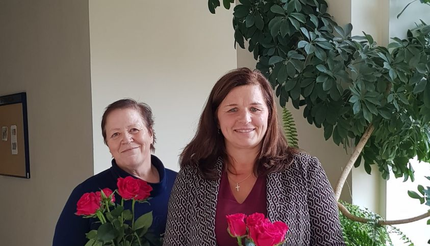 divas sievietes ar ziediem