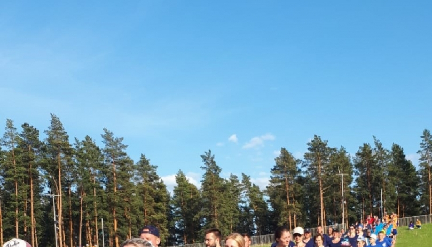 dejotāji stāv rokās sadevušies