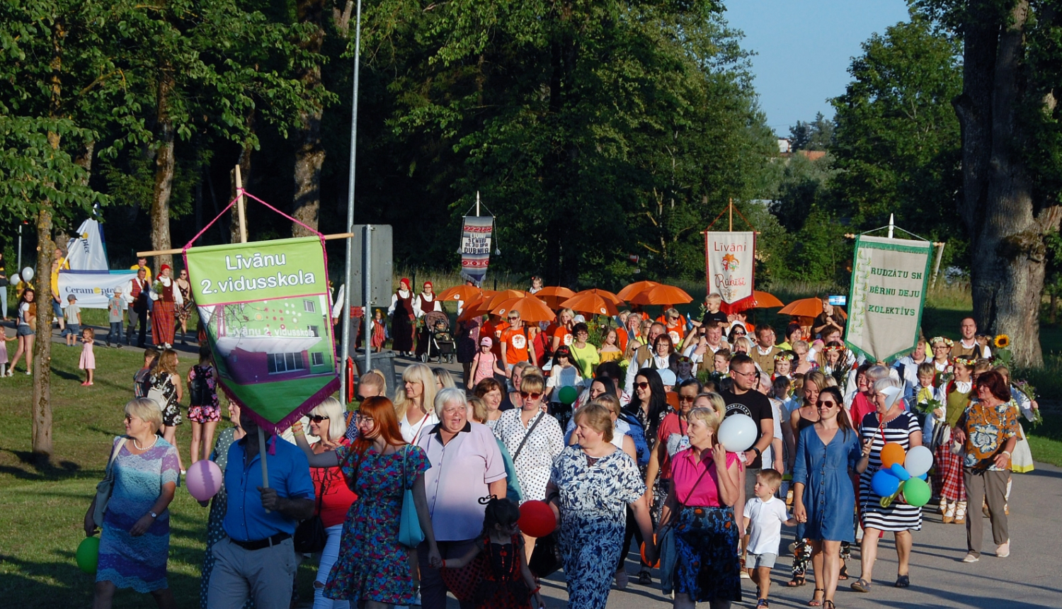 Daudz cilvēku iet gājienā 