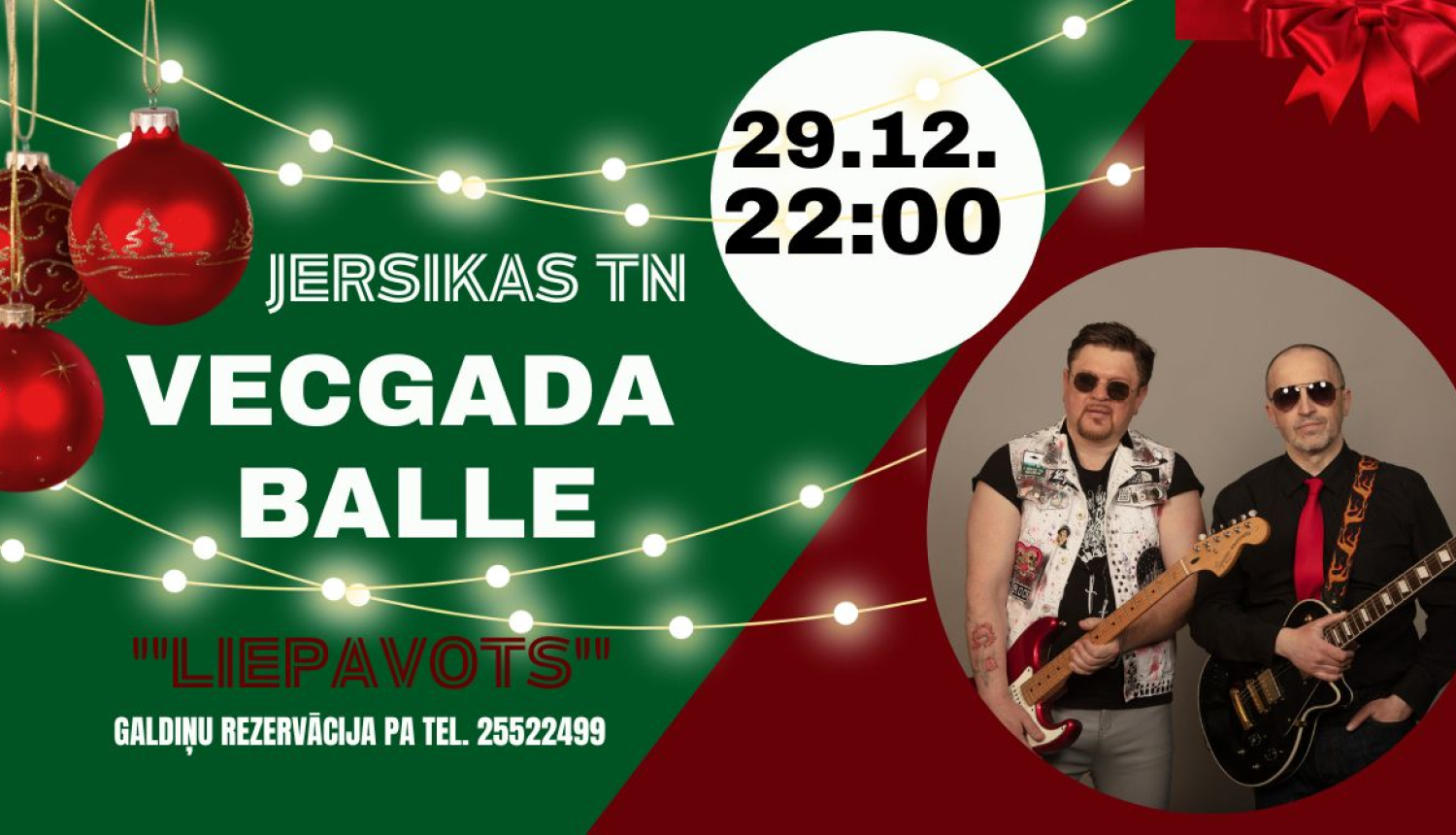 divi vīrieši ar ģitārām un svētku rotājumi