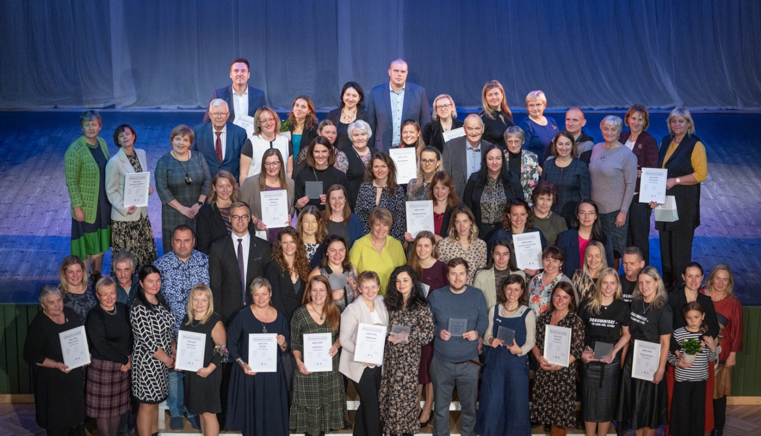 daudz cilvēku ar diplomiem