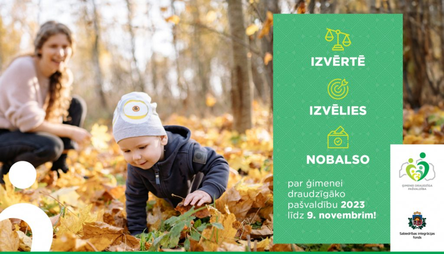 māte ar bērnu rudens lapās