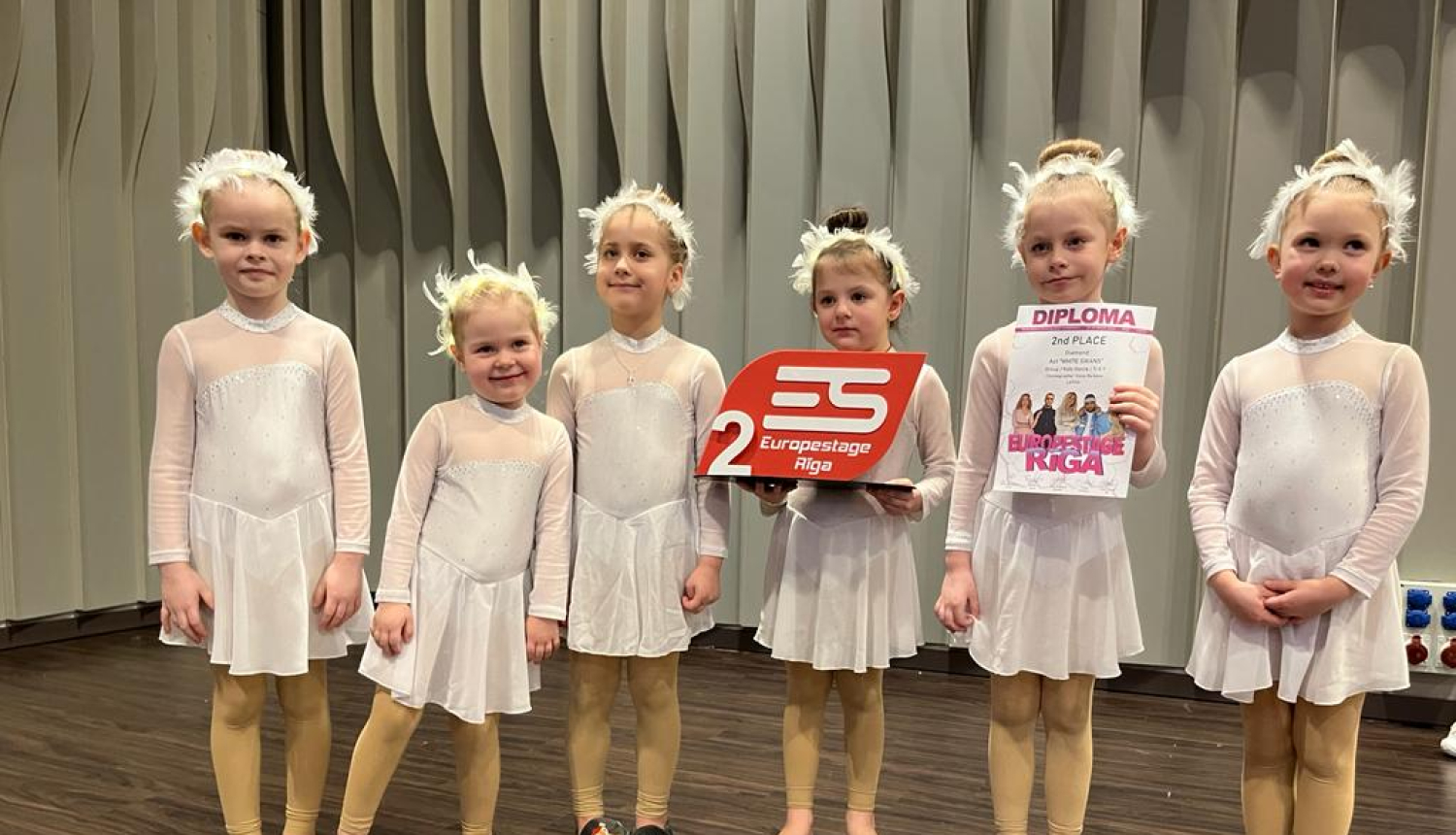 sešas meitenītes dejotājas baltos tērpos