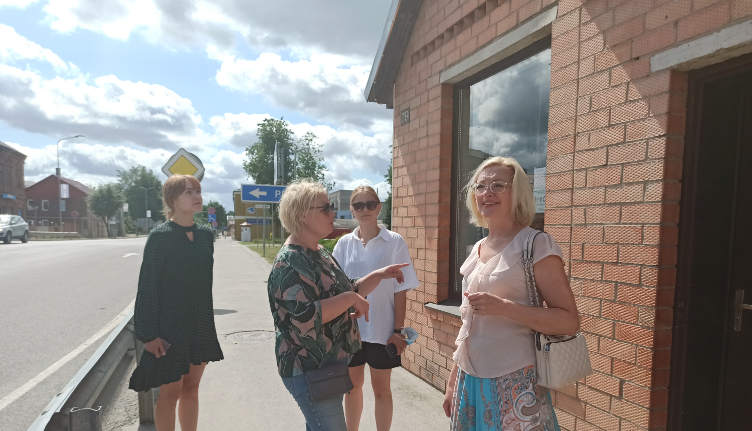 ar filmēšanas grupas pārstāvjiem