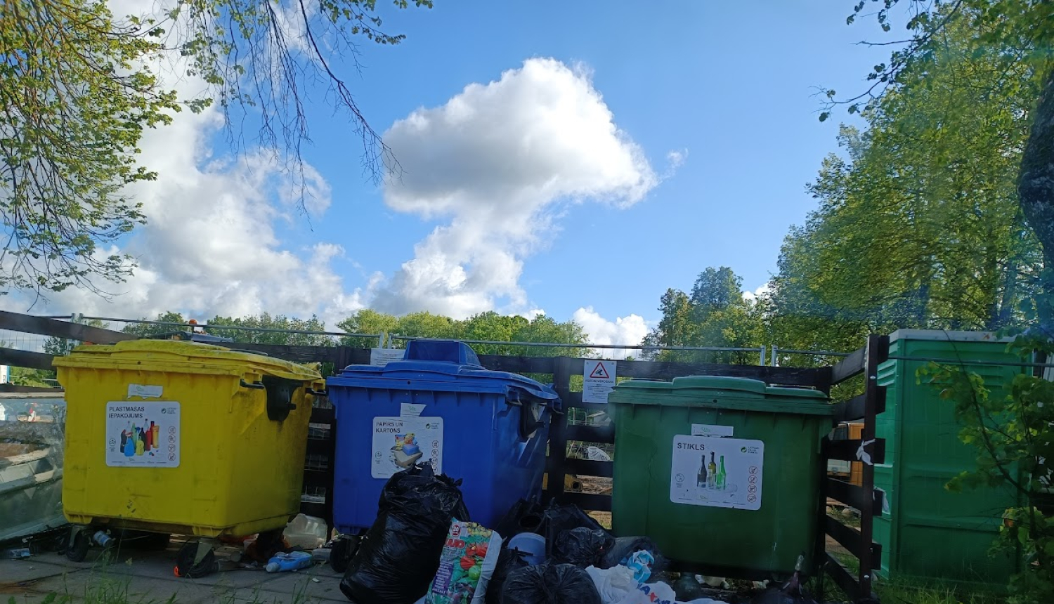 Atkritumu konteineri un samēslota apkārtne