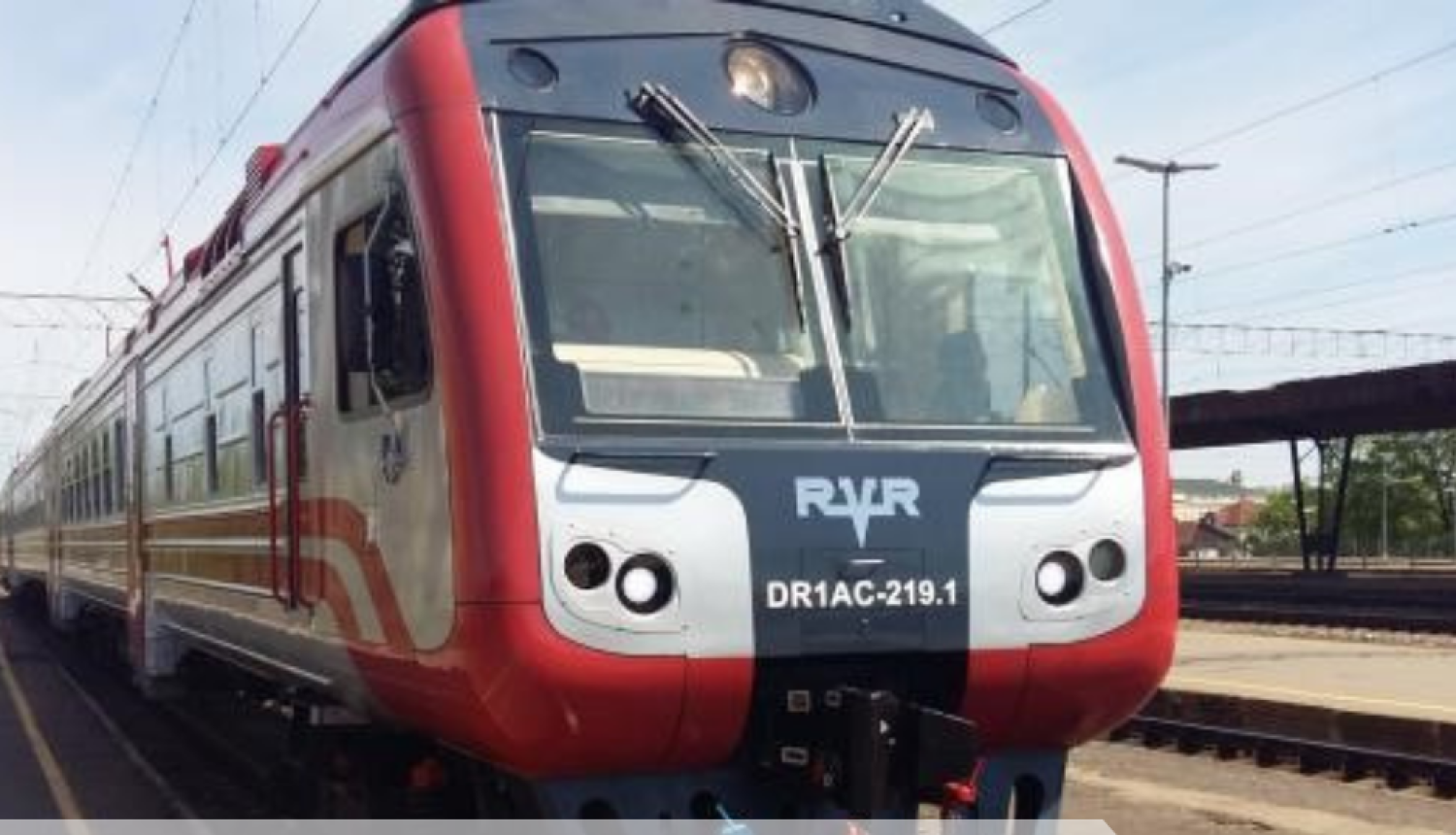 vilciens uz sliedēm