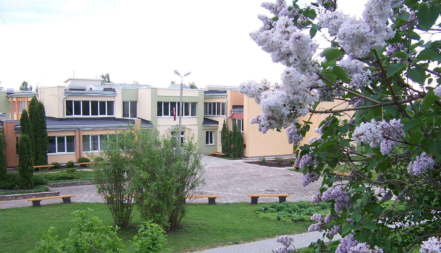 Skats uz Jaunsilavas pamatskolas ieeju