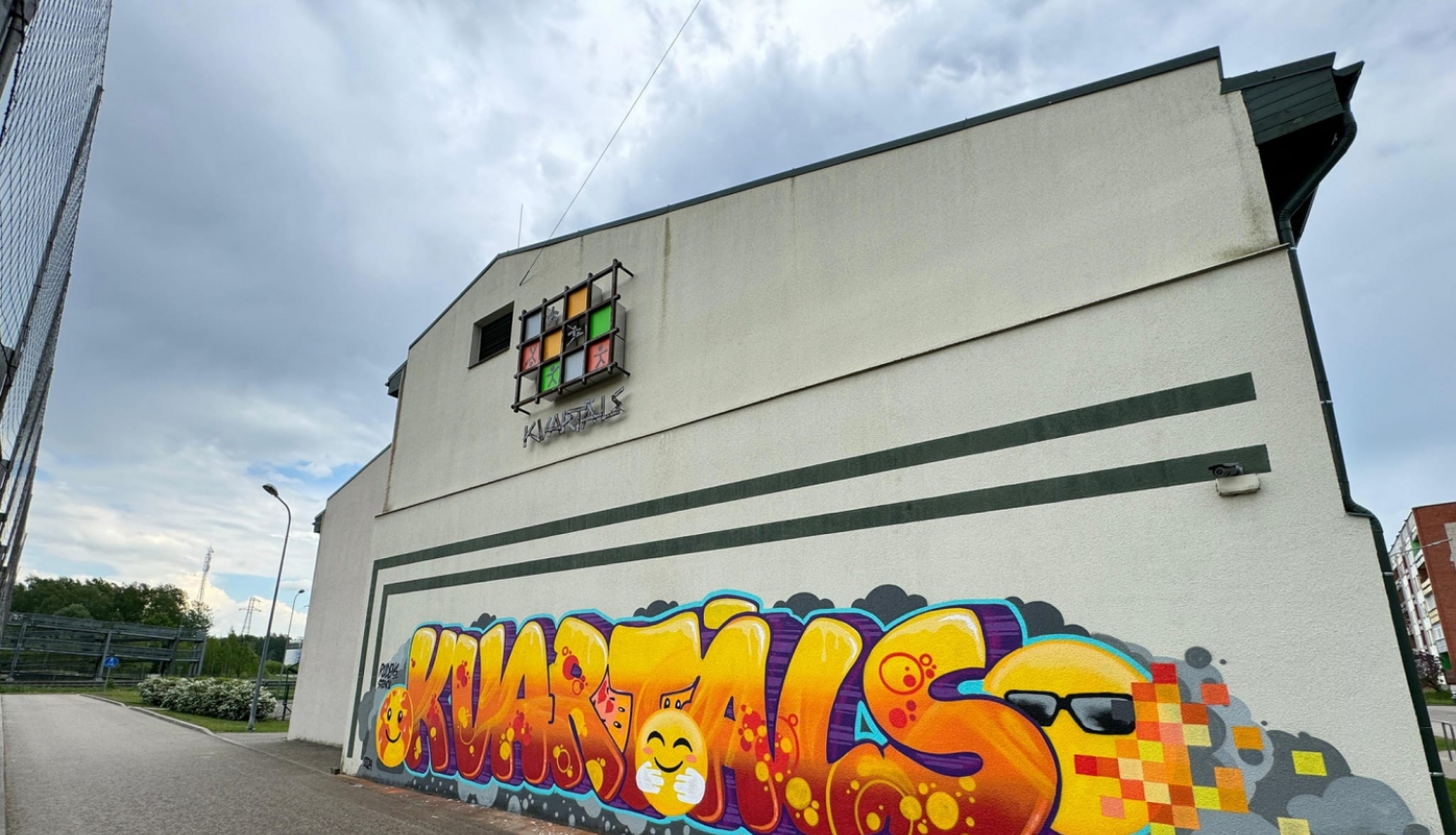 dzeltens grafiti uz mājas sienas