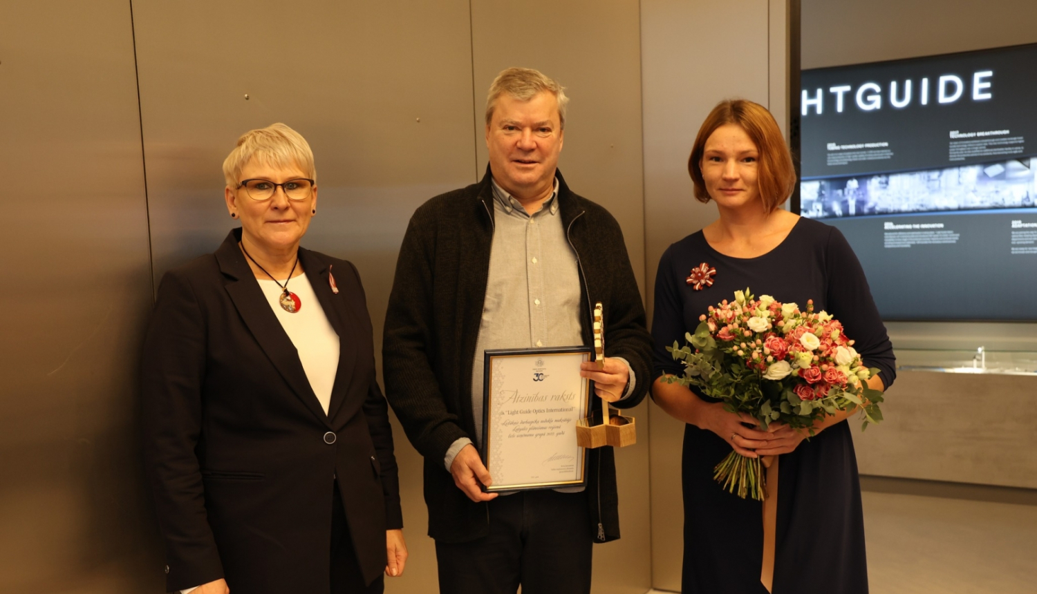 vīrietis un 2 sievietes - apvalvojumu saņem