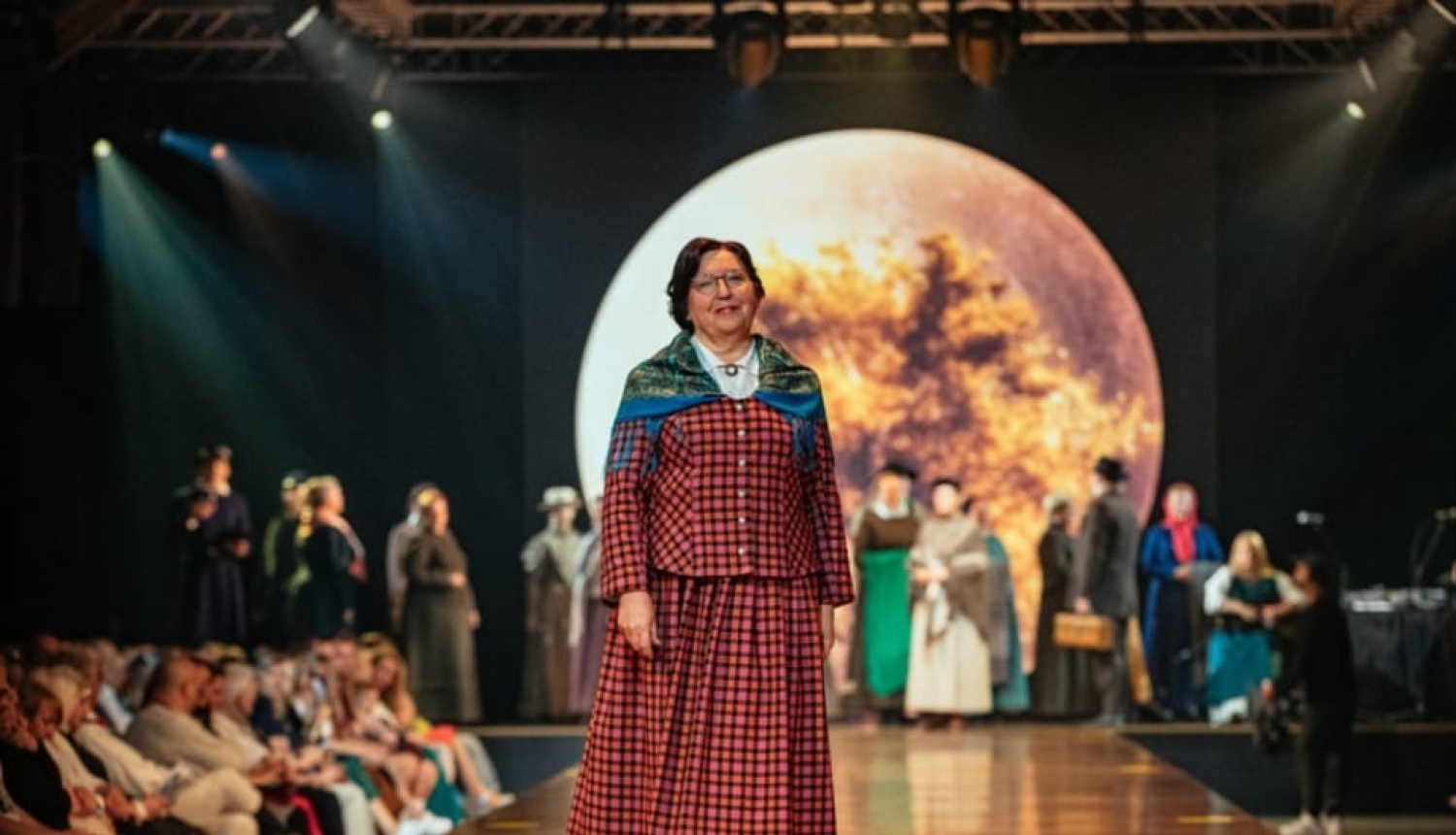 sieviete tautastērpā uz skatuves