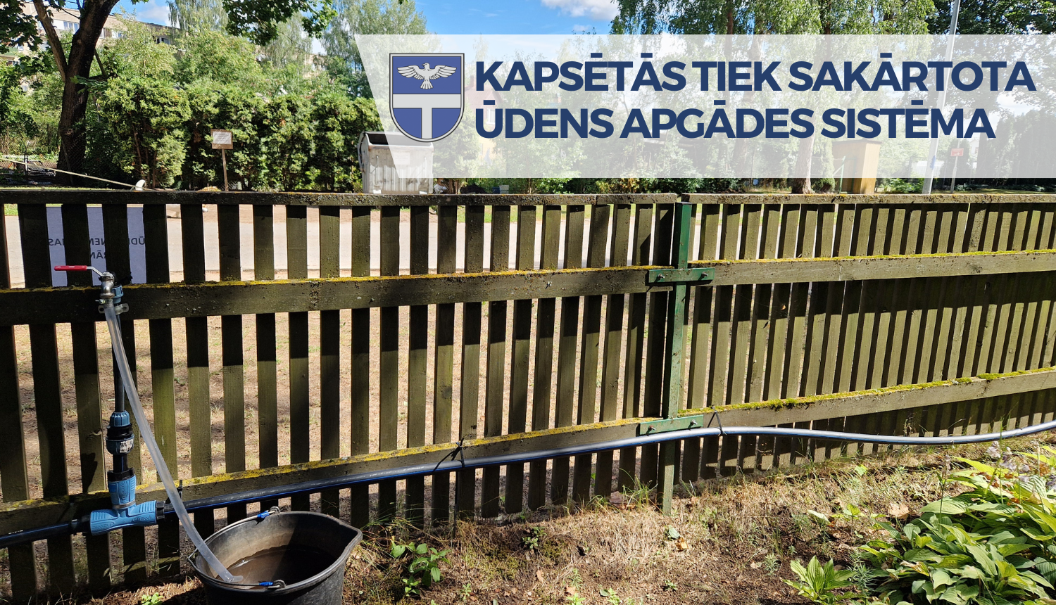 koka žodziņš pie kura piestiprināts ūdens vads un krāns