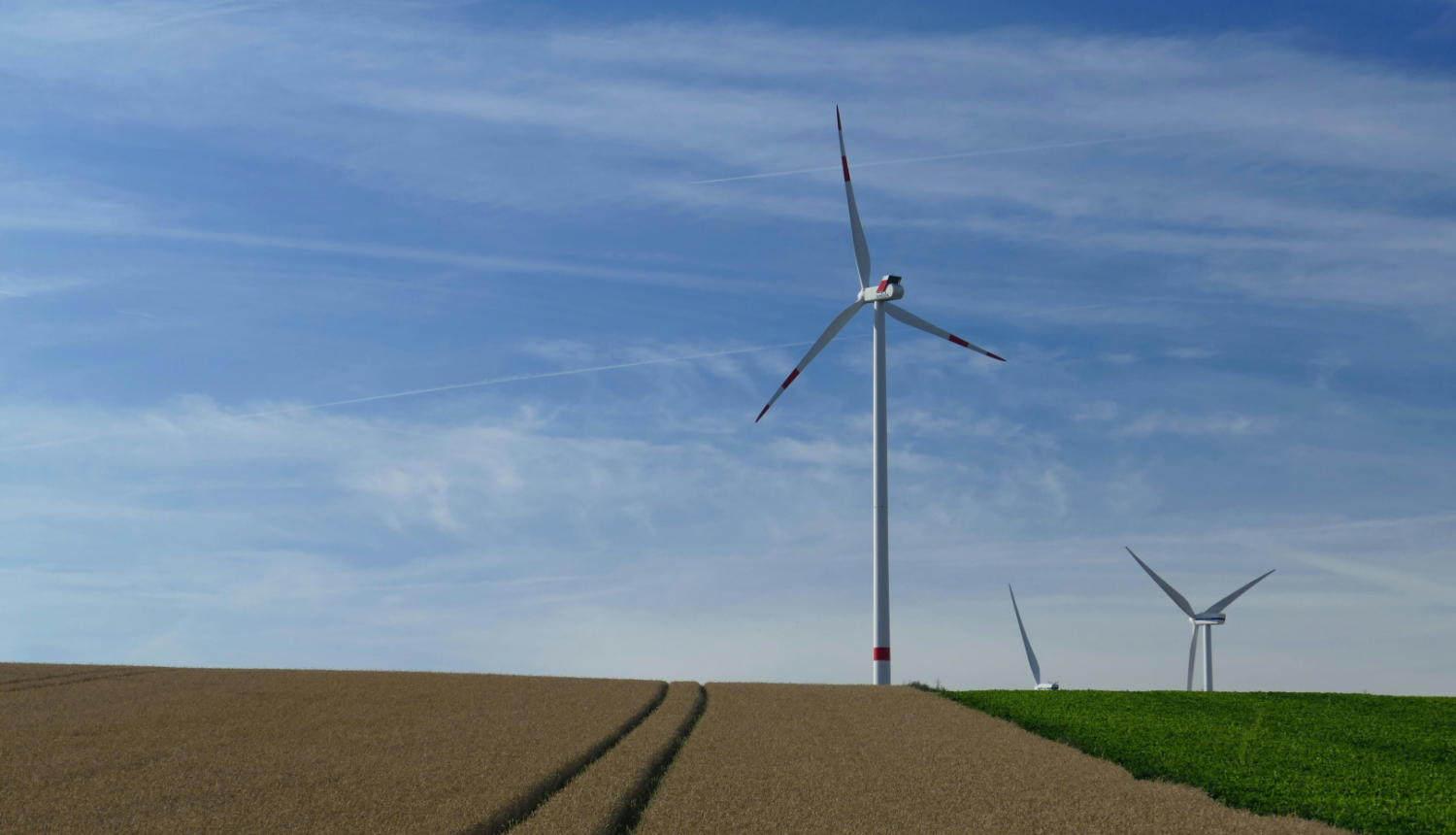 VĒJA GENERATORS UZ GRAUDU LAUKA