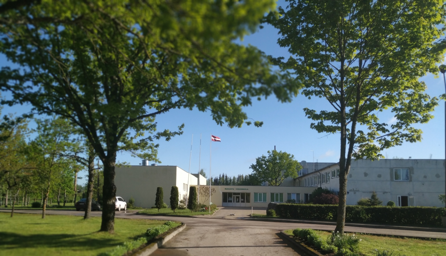 Rudzātu vidusskola vasarā