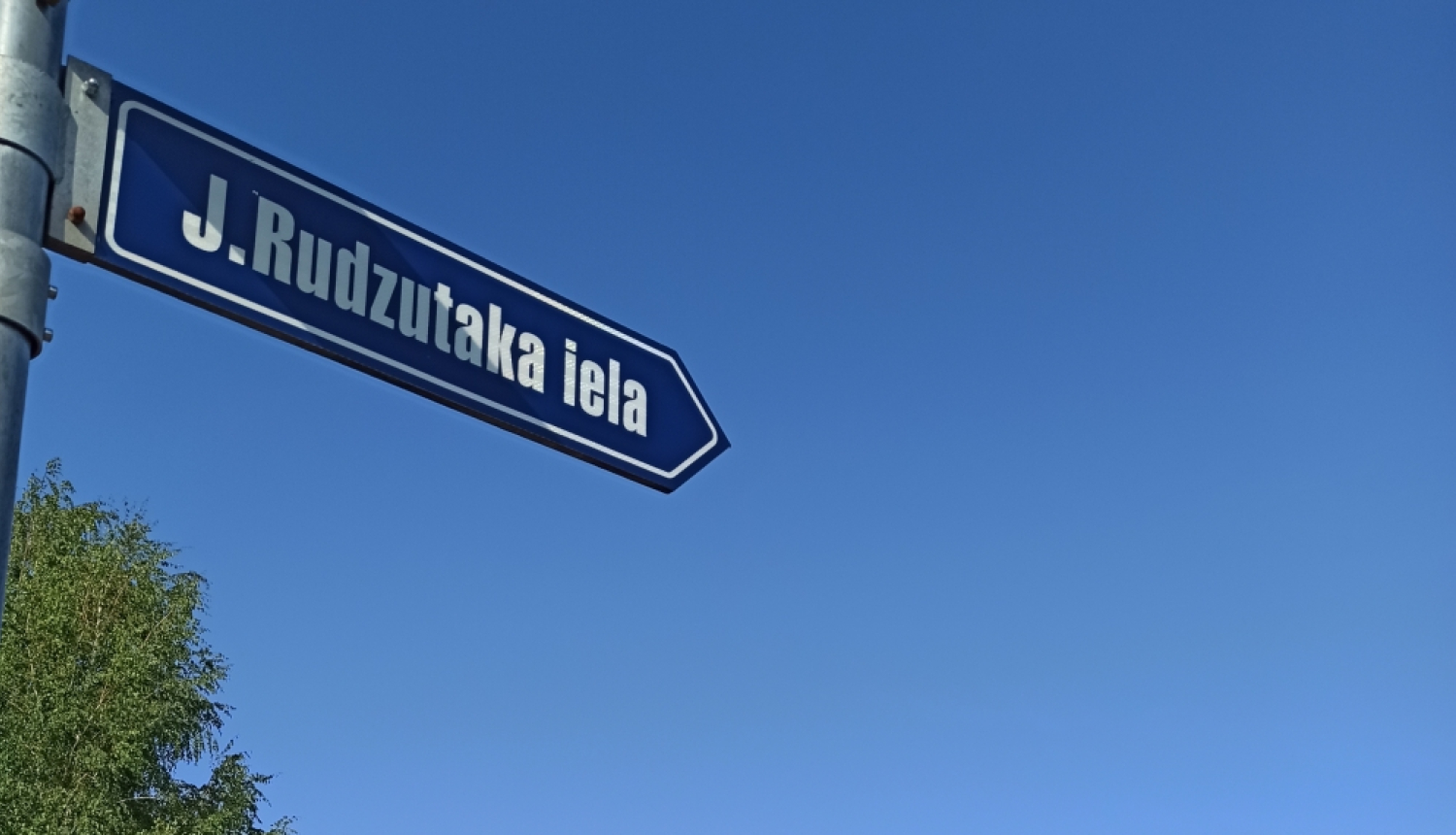 Ielas nosaukums uz ceļa rādītāja