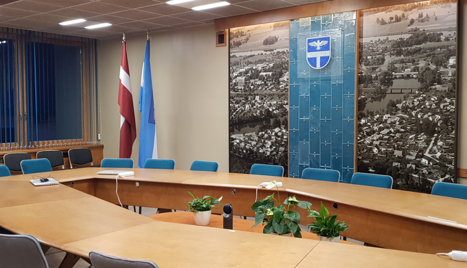 apaļš galds un krēsli apkārt