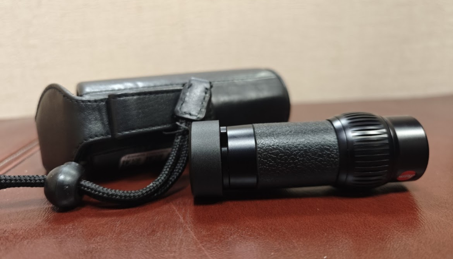 monoklis stāv uz galda kopā ar futrāli