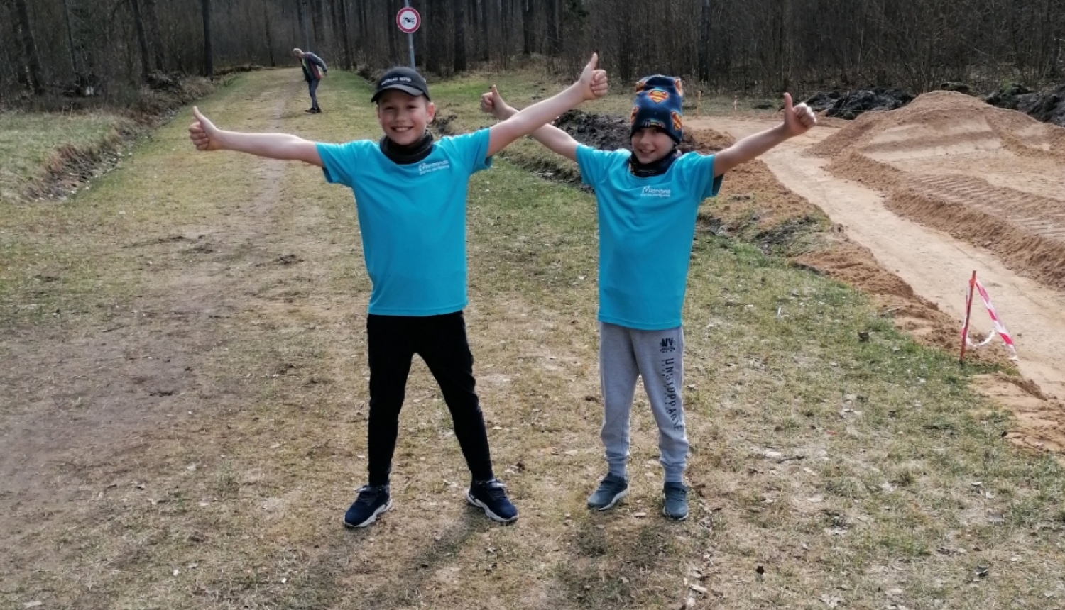 divi puikas Gŗivas parkā