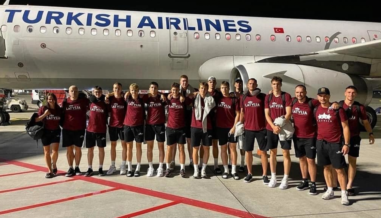 U18 izlases basketbolisti pie lidmašīnas