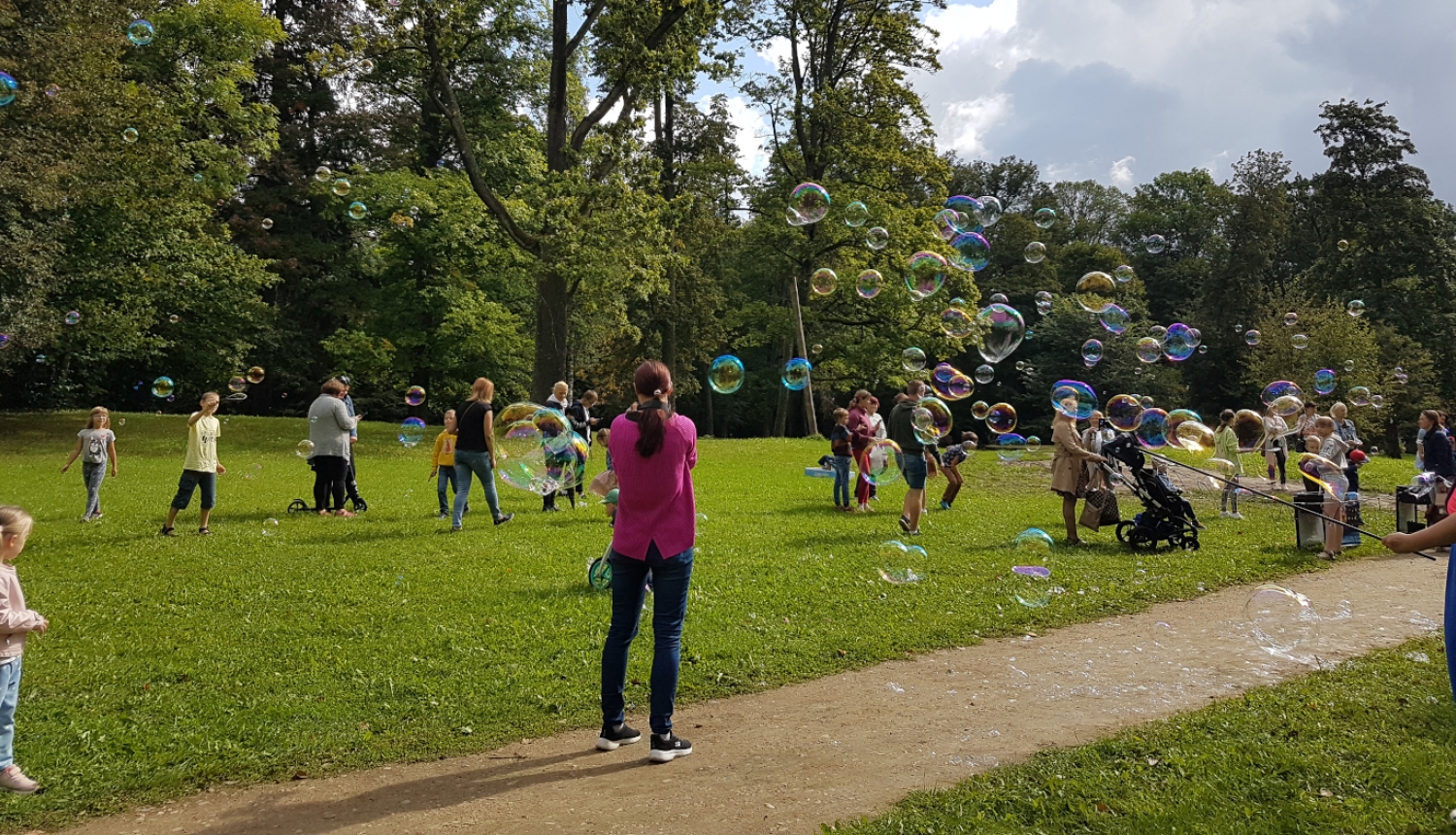 Bērni parkā pūš ziepju burbuļus