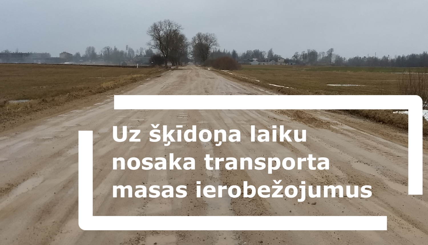 Attēls ar bedrainu un izbraukātu ceļu pavasarī