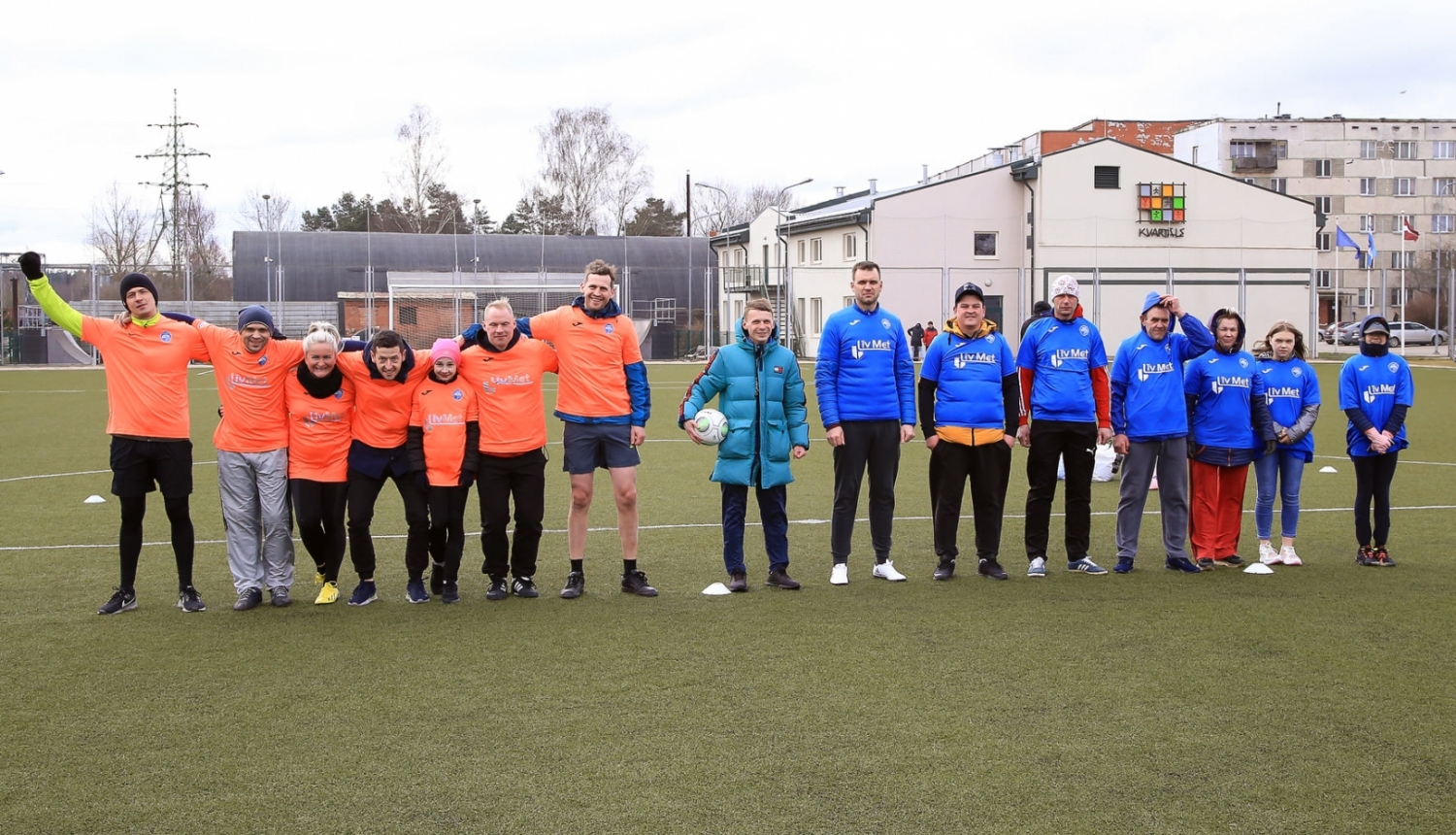 Futbolisti laukumā vienā rindā