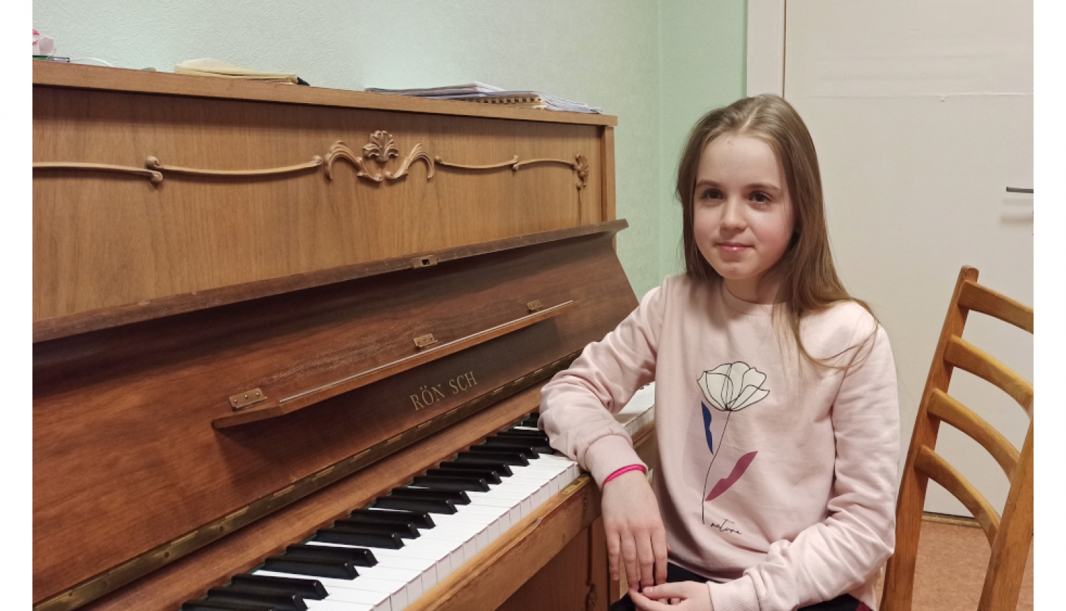 Meitene pie klavierēm