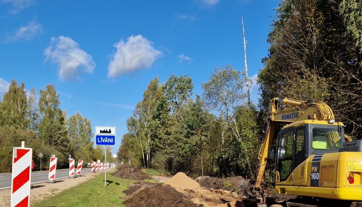 buldozers rok zemi gar šoseju