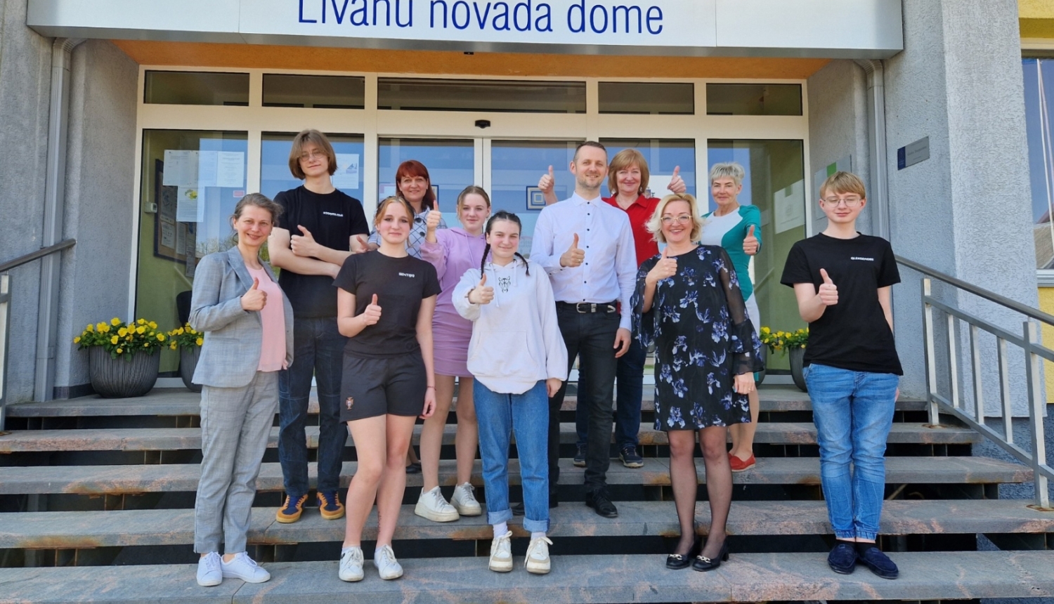 Rudzātu jaunieši ar Līvānu novada domes deputātiem uz trepēm pie domes ieejas