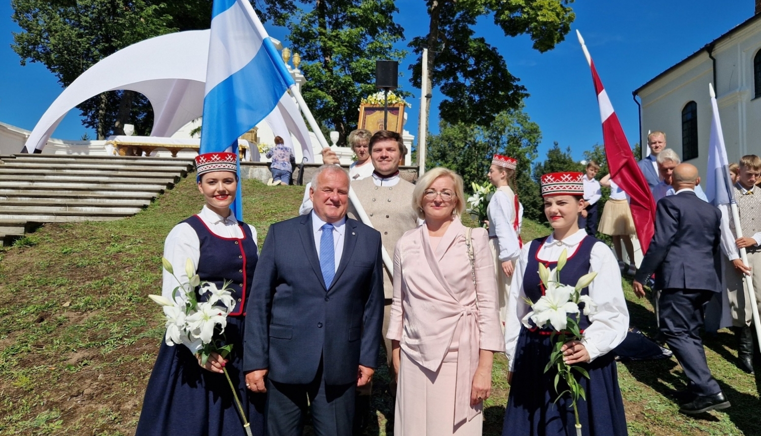 daudz cilvēki svinīgi, ar karogiem