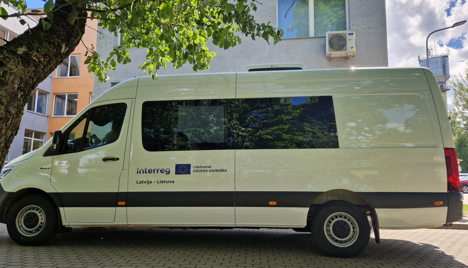 liels balts buss