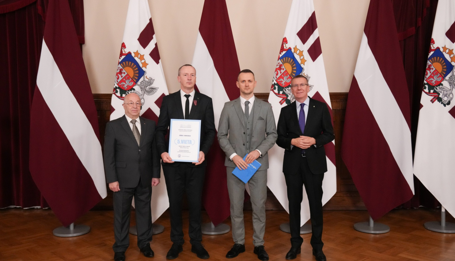 daudz cilvēku pie karogiem ar prezidentu